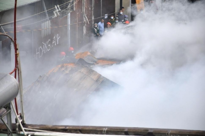 Lực lượng chức năng t&iacute;ch cực chữa ch&aacute;y.