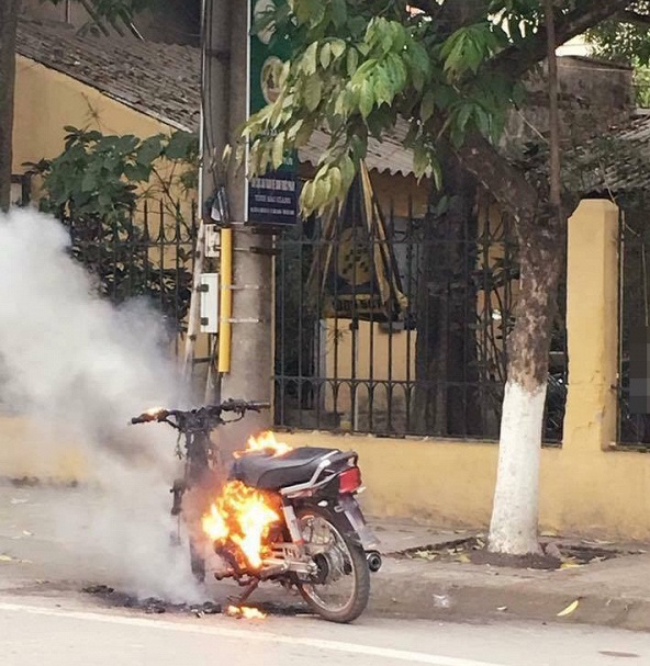 Chiếc xe đang ch&aacute;y kh&ocirc;ng biển số.