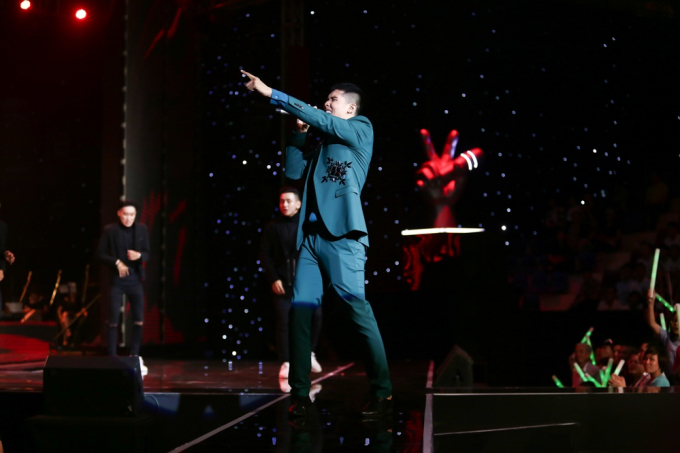 Đ&agrave;o T&iacute;n mang đến phần tr&igrave;nh diễn b&ugrave;ng nổ trong Giọng h&aacute;t Việt 2017 tập 12.