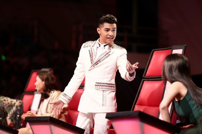 Giọng h&aacute;t Việt 2017 tập 12: Thu Minh nắm tay T&oacute;c Ti&ecirc;n nh&uacute;n nhảy trước tiết mục