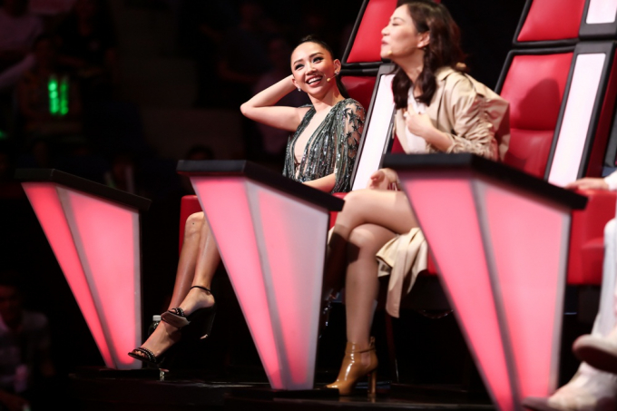 Thu Minh nắm tay T&oacute;c Ti&ecirc;n nh&uacute;n nhảy trước tiết mục