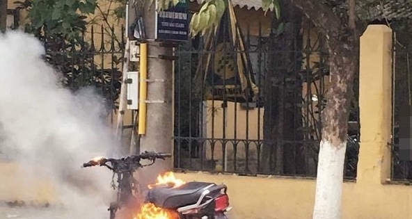 Bắc Giang: Thanh niên đầu trần, đi xe không biển số bật lửa đốt xe vì xin không được "bỏ qua"