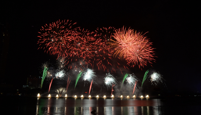 Đ&ecirc;m khai m&agrave;n, kh&aacute;n giả m&atilde;n nh&atilde;n với m&agrave;n thể hiện của đội chủ nh&agrave; Đ&agrave; Nẵng - Việt Nam. Ảnh: BTC.