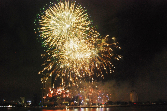 Khung cảnh bờ s&ocirc;ng H&agrave;n ngập tr&agrave;n trong tiếng nhạc v&agrave; &aacute;nh s&aacute;ng ph&aacute;o hoa.