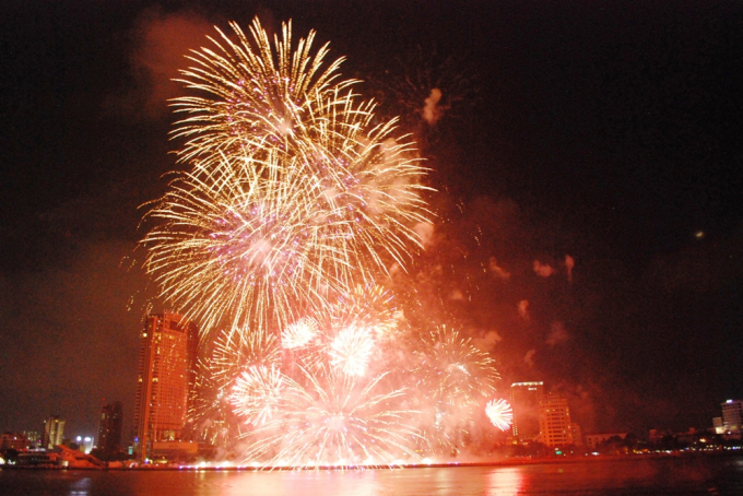 Người d&acirc;n trầm trồ trước m&agrave;n bắn của đội Đ&agrave; Nẵng - Việt Nam.