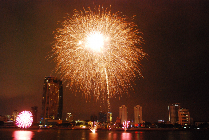 Lựa chọn những b&agrave;i h&aacute;t c&oacute; tiết tấu nhanh, vui nhộn, đội ph&aacute;o hoa &Aacute;o g&acirc;y ấn tượng ngay từ đầu.