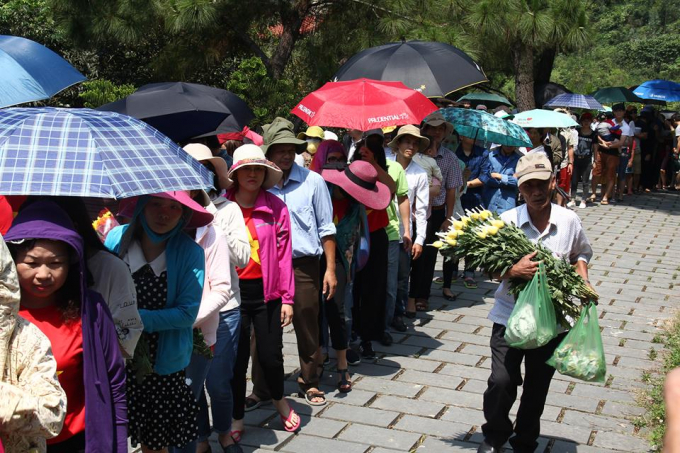 Rất đ&ocirc;ng người d&acirc;n chen ch&uacute;c nhau đến Vũng Ch&ugrave;a viếng mộ Đại tướng V&otilde; Nguy&ecirc;n Gi&aacute;p.