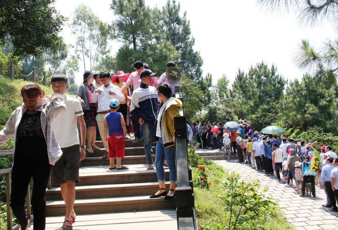 D&ograve;ng người được sự sắp xếp của Ban quản l&yacute; khu di t&iacute;ch, v&agrave;o ra rất ngay ngắn.