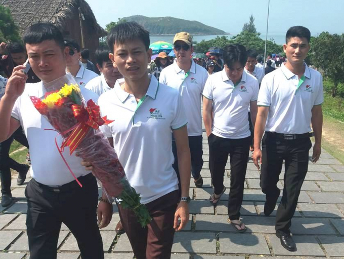 Những hội, nh&oacute;m c&ugrave;ng cơ quan, hay bạn b&egrave; l&acirc;u năm gặp lại cũng tập trung đi viếng mộ.