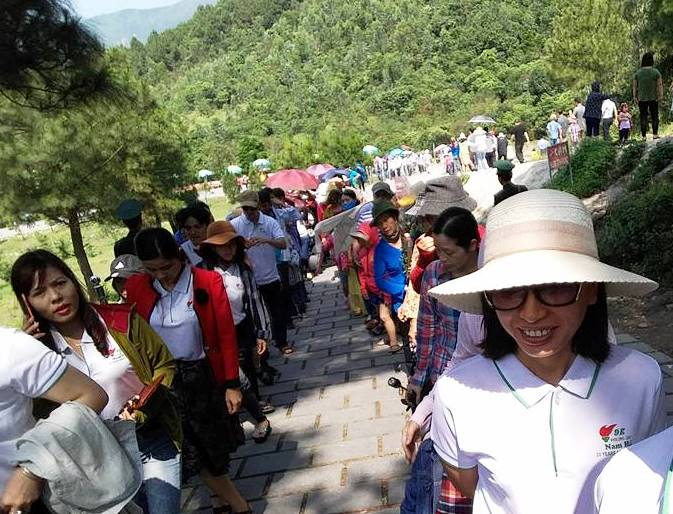 Trưa 30/4, d&ograve;ng người mỗi l&uacute;c một đ&ocirc;ng hơn.