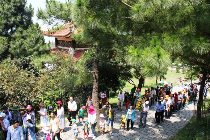 Xếp th&agrave;nh hai h&agrave;ng d&agrave;i chờ đến lượt m&igrave;nh v&agrave;o viếng mộ.