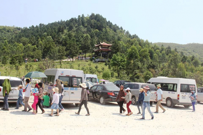 Cuối buổi chiểu 30/4, d&ograve;ng người bắt đầu v&atilde;n dần, được biết, Quảng B&igrave;nh c&oacute; tiềm năng ph&aacute;t triển du lịch rất lớn v&agrave; l&ocirc;i cuốn rất nhiều du kh&aacute;ch trong năm 2017.