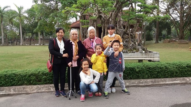 Chị Hiển vui vẻ b&ecirc;n những người th&acirc;n.