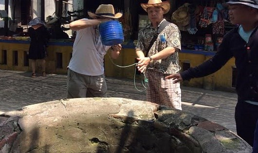 Du kh&aacute;ch th&iacute;ch th&uacute; tận hưởng l&agrave;n nước ngọt giữa biển khơi.