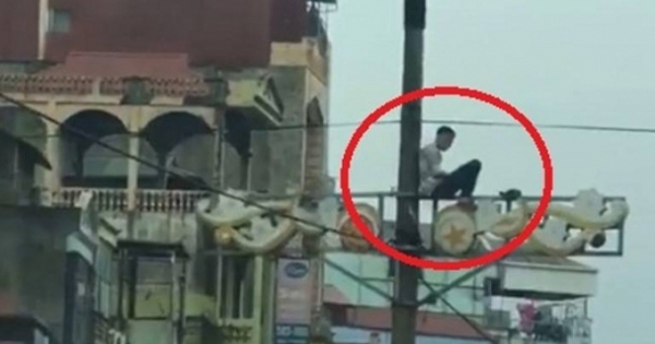 Hà Nội: Phát hoảng nam thanh ngồi vắt vẻo trên cột điện