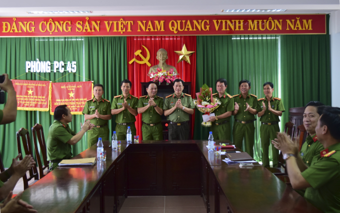 Đại t&aacute; L&ecirc; Quốc H&ugrave;ng - UVTV Tỉnh ủy, Gi&aacute;m đốc C&ocirc;ng an tỉnh TT Huế trao thưởng cho Ban chuy&ecirc;n &aacute;n.