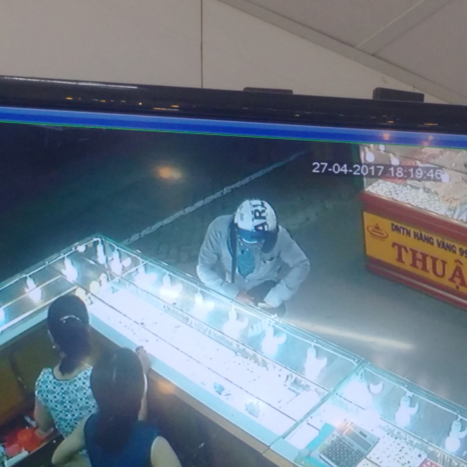 Nghi phạm đang thực hiện h&agrave;nh vi cướp t&agrave;i sản. (Ảnh tr&iacute;ch xuất từ camera)