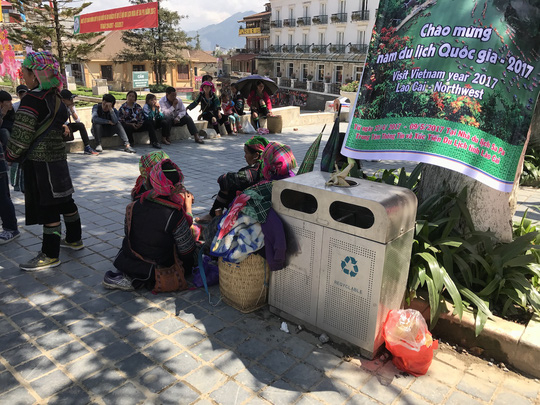 Th&ugrave;ng r&aacute;c kh&ocirc;ng gọn g&agrave;ng, đầy r&aacute;c vứt bừa b&atilde;i xung quanh.