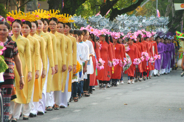 Vị tr&iacute; đo&agrave;n rước t&ocirc;n vinh nghệ nh&acirc;n l&agrave;ng nghề bắt đầu từ đường L&ecirc; Lợi.