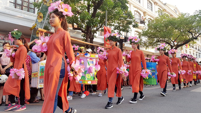 Ngọc H&acirc;n, Thanh T&uacute; rạng rỡ trong đo&agrave;n lễ rước t&ocirc;n vinh nghệ nh&acirc;n, l&agrave;ng nghề