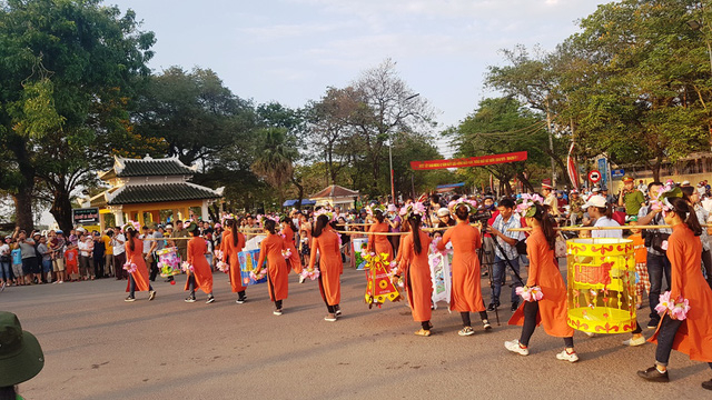 Những chiếc đ&egrave;n khổng lồ l&agrave;m từ học sinh c&oacute; mặt trong đo&agrave;n rước.