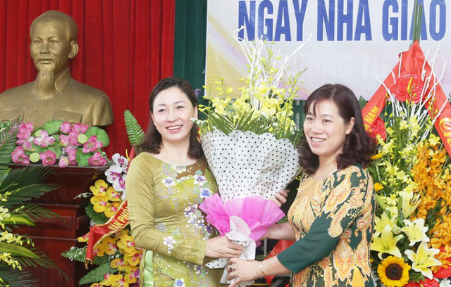 C&aacute;c địa phương cần phải đảm bảo c&aacute;c chế độ ch&iacute;nh s&aacute;ch cho đội ngũ gi&aacute;o vi&ecirc;n v&agrave; c&aacute;n bộ quản l&yacute; gi&aacute;o dục trong qu&aacute; tr&igrave;nh triển khai thực hiện chương tr&igrave;nh phổ th&ocirc;ng mới.