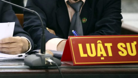 Thu hồi chứng chỉ h&agrave;nh nghề của 12 luật sư