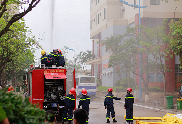 Điểm nhấn ấn tượng nhất của buổi diễn tập n&agrave;y l&agrave; m&agrave;n thể hiện kỹ thuật tr&egrave;o tường giải cứu con tin v&agrave; quy tr&igrave;nh đấu tranh chống vũ kh&iacute; ho&aacute; học.