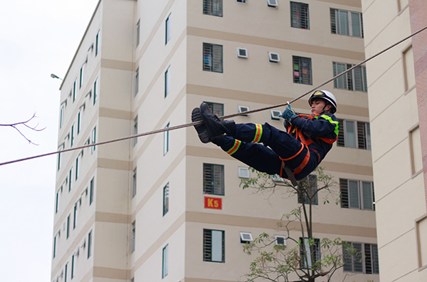 Những c&uacute; lộn nh&agrave;o, đu d&acirc;y, xếp đội h&igrave;nh chuẩn x&aacute;c của c&aacute;c chiến sĩ cảnh s&aacute;t tương lai khiến người xem m&atilde;n nh&atilde;n.