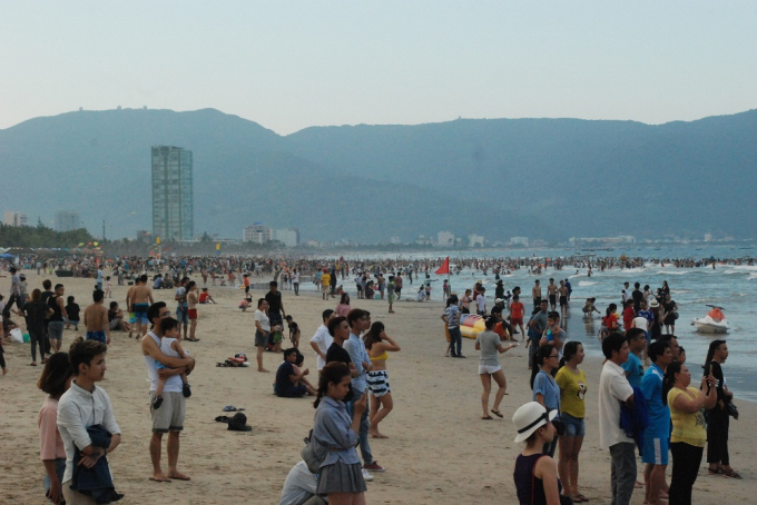 Biển người đổ về b&atilde;i biển khu vực Mỹ Kh&ecirc; v&agrave;o chiều 1/5.&nbsp;