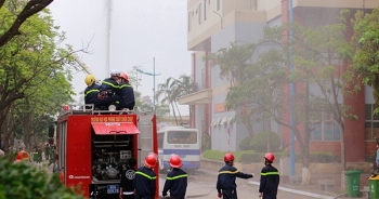 Cận cảnh sinh viên cảnh sát diễn tập chống vũ khí hoá học, giải cứu con tin