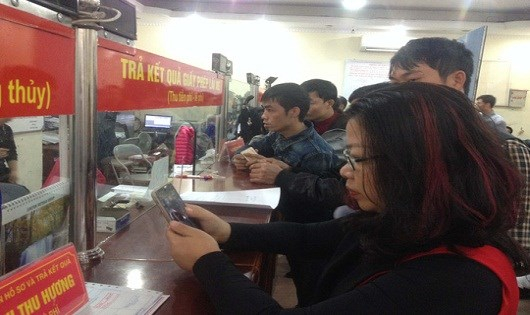 Bộ GTVT bỏ quy định buộc đổi bằng l&aacute;i xe vật liệu giấy sang nhựa PET.