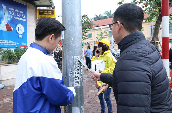 H&agrave;nh vi treo, đặt, dán, vẽ quảng c&aacute;o c&aacute;c sản phẩm, h&agrave;ng h&oacute;a, dịch vụ tr&ecirc;n cột điện, trụ điện, cột t&iacute;n hiệu giao th&ocirc;ng v&agrave; c&acirc;y xanh nơi c&ocirc;ng cộng bị phạt từ 1-2 tri&ecirc;̣u đồng. (Ảnh minh họa)