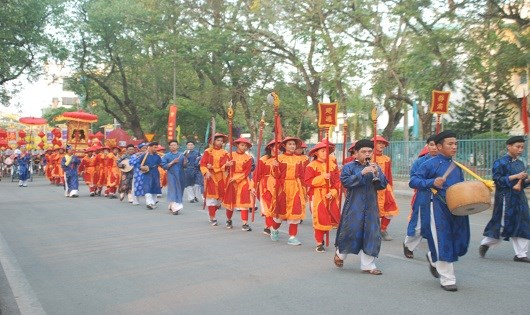 Lễ rước t&ocirc; vinh nghệ nh&acirc;n, l&agrave;ng nghề tại Festival Nghề truyền thống Huế 2017.