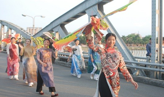 Vị tr&iacute; đo&agrave;n rước t&ocirc;n vinh nghệ nh&acirc;n l&agrave;ng nghề bắt đầu từ đường L&ecirc; Lợi. Với x&iacute;ch l&ocirc; kết đ&egrave;n lồng, hoa sen Huế v&agrave; c&aacute;c bảng t&ecirc;n l&agrave;ng nghề đi đầu.