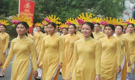 Đo&agrave;n đi qua đường Trần Hưng Đạo, cầu Ph&uacute; Xu&acirc;n rồi về lại đường L&ecirc; Lợi đến s&acirc;n khấu Bia Quốc Học, lễ rước đ&atilde; thu h&uacute;t đ&ocirc;ng đảo du kh&aacute;ch thập phương trong v&agrave; ngo&agrave;i nước theo d&otilde;i.