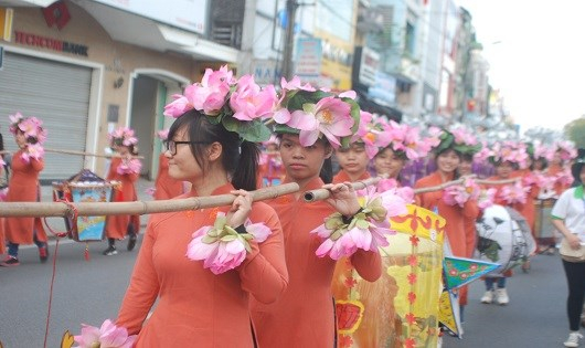 Kh&ocirc;ng gian lễ tế tổ b&aacute;ch nghệ v&agrave; lễ rước rực rỡ trong m&agrave;u sắc trang phục truyền thống của nghệ nh&acirc;n với c&aacute;c sản phẩm độc đ&aacute;o của c&aacute;c l&agrave;ng nghề truyền thống với đầy đủ kiệu tổ nghề, đội nhạc b&aacute;t &acirc;m, chi&ecirc;ng trống, cờ lộng, l&acirc;n rồng...