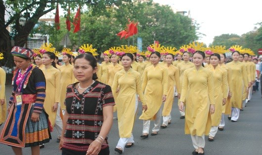 B&ecirc;n cạnh c&aacute;c học sinh, sinh vi&ecirc;n trong trang phục &aacute;o d&agrave;i truyền thống, đ&aacute;m rước c&ograve;n c&oacute; sự tham gia của người mẫu, hoa hậu trong trang phục được l&agrave;m từ chất liệu truyền thống của c&aacute;c nh&agrave; thiết kế tham gia festival nghề lần n&agrave;y.