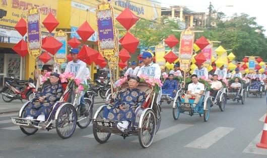Hướng đến đạo l&yacute; 'uống nước nhớ nguồn', 't&ocirc;n sư trọng đạo' của d&acirc;n tộc, lễ tế tổ b&aacute;ch nghệ v&agrave; lễ rước t&ocirc;n vinh nghệ nh&acirc;n c&aacute;c l&agrave;ng nghề tr&ecirc;n mọi miền đất nước đ&atilde; được tổ chức trong kh&ocirc;ng kh&iacute; uy nghi&ecirc;m, th&agrave;nh k&iacute;nh đối với c&aacute;c vị tổ nghiệp, thần nghiệp đ&atilde; ph&ograve; trợ hậu thế g&igrave;n giữ ph&aacute;t triển nghề truyền thống.