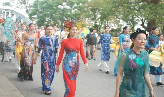 To&agrave;n cảnh lễ rước t&ocirc;n vinh nghệ nh&acirc;n, l&agrave;ng nghề