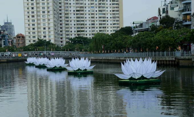 Ngắm 7 đ&oacute;a sen trắng tr&ecirc;n d&ograve;ng k&ecirc;nh Nhi&ecirc;u Lộc