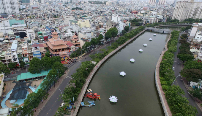 Đ&atilde; mấy năm trở lại đ&acirc;y S&agrave;i G&ograve;n thường xuy&ecirc;n tổ chức thả 7 đ&oacute;a sen tr&ecirc;n d&ograve;ng k&ecirc;nh Nhi&ecirc;u Lộc.