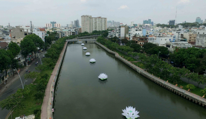 Năm nay BTC chọn m&agrave;u trắng cho những c&aacute;nh sen, thể hiện tấm l&ograve;ng thanh tịnh v&agrave; tinh khiết d&acirc;ng l&ecirc;n c&uacute;ng dường ng&agrave;y Đản sanh của Đức Từ phụ.