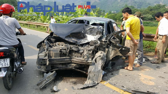 Xe con 4 chỗ ngồi biến dạng sau c&uacute; va chạm (Ảnh: Tiến vũ)