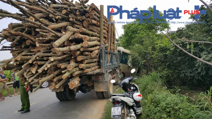 xe chở gỗ h&uacute;c xe kh&aacute;ch&nbsp;lao xuống rệ đường (Ảnh: Tiến Vũ)