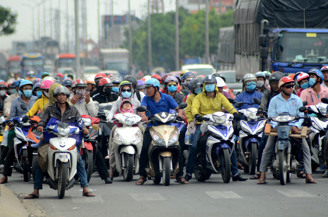 Xe n&ecirc;m chặt hết một kh&uacute;c đường.