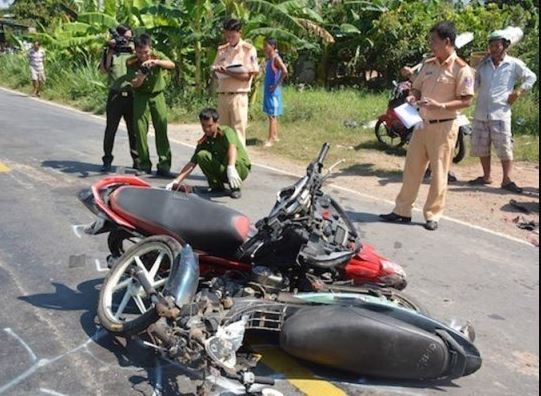Hiện trường vụ TNGT nghi&ecirc;m trọng v&agrave;o khoảng 23h20 đ&ecirc;m 30/4 tại ấp An Ninh, x&atilde; Mỹ An Hưng A, huyện Lấp V&ograve; (Đồng Th&aacute;p),&nbsp;đ&atilde; l&agrave;m chết 4 người, bị thương 1 người.
