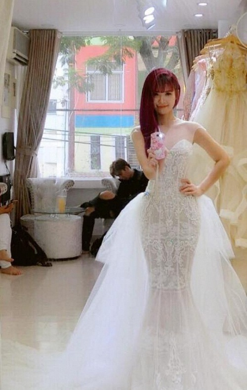 Khởi My xinh đẹp với m&aacute;i t&oacute;c t&iacute;m nổi bật c&ugrave;ng chiếc đầm đu&ocirc;i c&aacute; gợi cảm.  Ảnh: Phạm Tr&iacute;