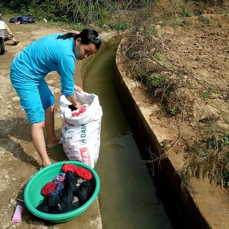 V&agrave;o m&ugrave;a kh&ocirc; hạn, người d&acirc;n Nặm Dọi, Cốc Rầy phải đi xa 4 km mới c&oacute; nước để tắm giặt.