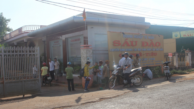 Người d&acirc;n bao v&acirc;y doanh nghiệp S&aacute;u Đ&agrave;o để đ&ograve;i nợ